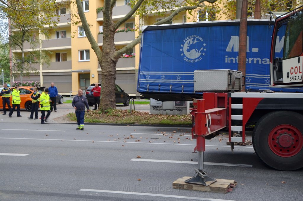 LKW verliert Auflieger Koeln Boltensternstr Pasteurstr P1961.JPG